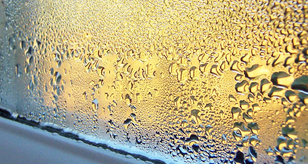 ¿Qué causa la condensación en las ventanas?